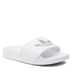 Klapki adidas. Białe klapki Adidas, bez wzorów, bez obcasa. Za 109.99 zł.