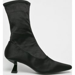Vagabond - Botki Lissie. Czarne botki Vagabond, bez wzorów, z materiału, bez obcasa, na obcasie, bez zapięcia. W wyprzedaży za 399.90 zł.