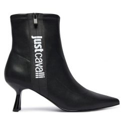 Botki Just Cavalli. Czarne botki Just Cavalli, bez wzorów, bez obcasa, na płaskiej podeszwie, bez zapięcia. Za 939.99 zł.