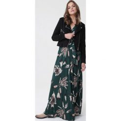 Ciemnozielona Sukienka Strict. Sukienki Born2be, l, bez wzorów, bez kołnierzyka, bez ramiączek, maxi, kopertowe. Za 129.99 zł.