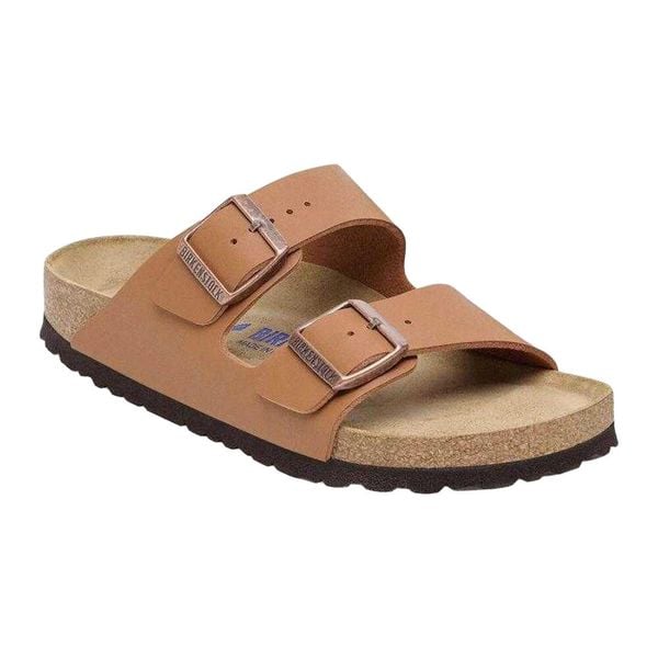 Klapki Damskie Arizona Suede. Brązowe klapki Birkenstock, bez wzorów, z materiału, z otwartym noskiem, bez obcasa. Za 566.00 zł.