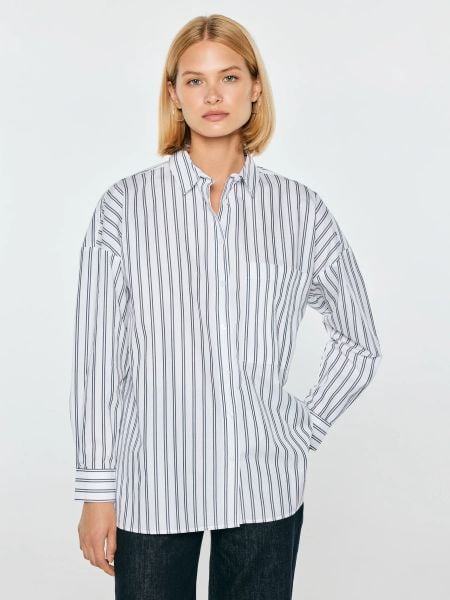 Koszula damska oversize w prążek biała lamira 100. Białe koszule Big Star, l, bez wzorów, z bawełny, bez kołnierzyka, bez ramiączek. Za 229.99 zł.