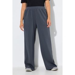 Damskie Spodnie dresowe rozcięcia po bokach szerokie nogawki elastyczny pas. Fioletowe spodnie sportowe Ulla Popken, plus size, bez wzorów, z dresówki, na jogę i pilates. Za 279.99 zł.