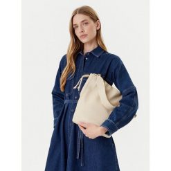 Torebka Tommy Hilfiger. Białe torebki klasyczne TOMMY HILFIGER, bez wzorów, bez dodatków. Za 369.99 zł.