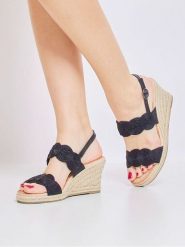 Bellucci Sandały w kolorze czarnym na koturnie rozmiar: 40. Czarne sandały Bellucci, bez wzorów, z otwartym noskiem, bez obcasa, na koturnie, bez zapięcia. Za 100.99 zł.