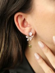L'Atelier de Gaia Pozłacane kolczyki-wkrętki z perłami i cyrkoniami rozmiar: onesize. Białe kolczyki L'Atelier de Gaia, z cyrkonią, pozłacane. Za 60.99 zł.