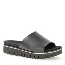 Klapki Gabor. Czarne klapki Gabor, bez wzorów, bez obcasa. Za 269.99 zł.