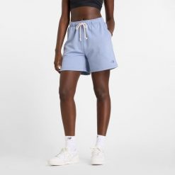 Spodenki damskie New Balance WS41508DUS – niebieskie. Niebieskie szorty New Balance, bez wzorów, z bawełny, klasyczne, z podwyższonym stanem. Za 199.99 zł.