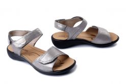 JOSEF SEIBEL 86779 38 731 Ibiza 79 platin-kombi, sandały damskie. Szare sandały Josef Seibel, bez wzorów, ze skóry, bez obcasa, bez zapięcia. Za 359.90 zł.