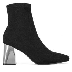 Botki DeeZee. Czarne botki DeeZee, bez wzorów, bez obcasa, na słupku, bez zapięcia. Za 189.99 zł.
