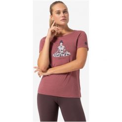 Koszulka z krótkim rękawem damska SUPER.NATURAL W Larissa Tee. Czerwone koszulki sportowe super.natural, bez wzorów, bez ramiączek. Za 249.99 zł.