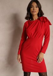 Czerwona Koktajlowa Sukienka o Dopasowanym Kroju z Kokardą na Ramieniu Innathia. Czerwone sukienki Renee, m, bez wzorów, z koronki, eleganckie, bez kołnierzyka, bez ramiączek, midi, dopasowane. Za 59.99 zł.