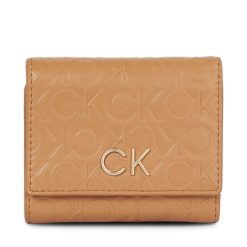 Portfel damski Calvin Klein. Brązowe portfele Calvin Klein, bez wzorów. Za 379.99 zł.