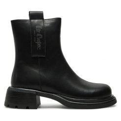 Botki Lee Cooper. Czarne botki Lee Cooper, bez wzorów, bez obcasa, na płaskiej podeszwie, bez zapięcia. Za 299.99 zł.