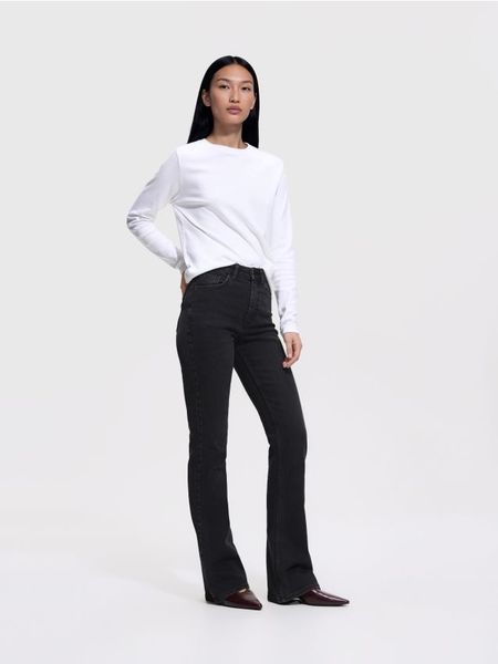 Jeansy flare z wysokim stanem - czarny. Czarne jeansy Reserved, bez wzorów, z podwyższonym stanem. Za 129.99 zł.