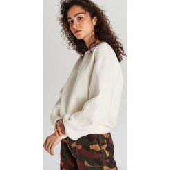 Bluza z balonowymi rękawami - Kremowy. Białe bluzy Cropp, l, bez wzorów, bez kaptura. Za 69.99 zł.
