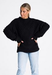 Czarny Krótki Sweter z Pomponikami. Czarne swetry Figl, uniwersalny, bez wzorów, z materiału, bez ramiączek. Za 232.90 zł.
