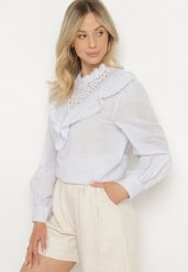 Niebieska Bawełniana Bluzka z Ażurowym Haftem i Falbaną Przy Dekolcie Neveine. Niebieskie bluzki Born2be, m, w ażurowe wzory, z bawełny, boho, bez kołnierzyka, bez ramiączek. W wyprzedaży za 51.99 zł.