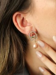 L'Atelier de Gaia Pozłacane kolczyki-wkrętki z cyrkoniami i perłami rozmiar: onesize. Różowe kolczyki L'Atelier de Gaia, z cyrkonią, pozłacane. Za 78.99 zł.