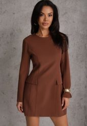 Brązowa Trapezowa Sukienka VICES o Eleganckim Kroju Zdobionym Imitacją Kieszeni Agats. Brązowe sukienki Renee, na imprezę, m, z aplikacjami, eleganckie, bez kołnierzyka, bez ramiączek, mini, trapezowe. Za 179.99 zł.