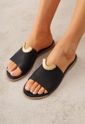 Czarne Klapki VICES Ozdobione Wycięciami i Metaliczną Aplikacją Genereida. Czarne klapki Renee, z aplikacjami, bez obcasa, na płaskiej podeszwie. Za 79.99 zł.