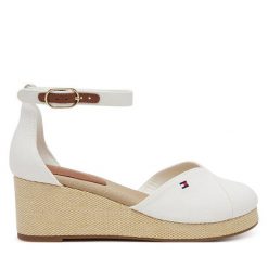 Półbuty Tommy Hilfiger. Białe czółenka TOMMY HILFIGER, bez wzorów, bez obcasa, na koturnie, bez zapięcia. Za 329.99 zł.