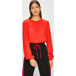 Tommy Hilfiger - Bluzka. Czerwone bluzki TOMMY HILFIGER, bez wzorów, z tkaniny, casualowe, bez kołnierzyka, bez ramiączek. W wyprzedaży za 219.90 zł.