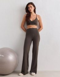 Damskie legginsy z prostą nogawką, dłuższe Sense w kolorze ciemnego bluszczu. Zielone legginsy AIM'N, m, bez wzorów, z elastanu, z podwyższonym stanem, długie. Za 349.00 zł.