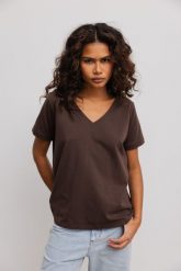 T shirt z dekoltem w kształcie V w kolorze BROWN- V NECK-M. Brązowe t-shirty Marsala, m, bez wzorów, z bawełny, bez kołnierzyka, bez ramiączek. Za 79.90 zł.