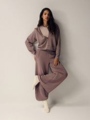 4F Bluza dresowa regular z modalem damska - brązowa XS. Brązowe bluzy 4f, xs, bez wzorów, z dresówki, z kapturem. Za 199.99 zł.