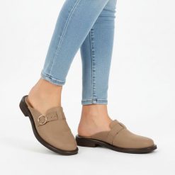 Klapki damskie Armodo, skórzane typu mule z zabudowanym noskiem i ozdobnym paskiem z klamrą osadzone na niskim obcasie, beżowe, 1720. Brązowe klapki Armodo, bez wzorów, z jeansu, bez obcasa, na obcasie. Za 359.00 zł.