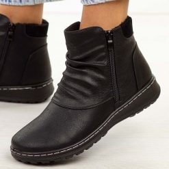 Czarne botki damskie Vinceza 87725. Czarne botki VINCEZA, na jesień, bez wzorów, ze skóry, z okrągłym noskiem, bez obcasa, bez zapięcia. Za 159.00 zł.
