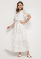 Biała Bawełniana Sukienka Boho o Rozkloszowanym Kroju Zdobiona Haftem Efrissea. Białe sukienki Born2be, na imprezę, na lato, m, z aplikacjami, z bawełny, boho, bez kołnierzyka, bez ramiączek, maxi, kopertowe. W wyprzedaży za 110.49 zł.
