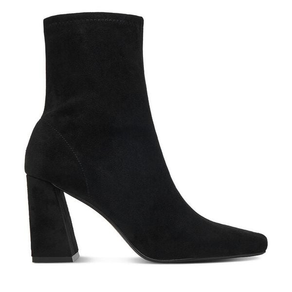 Botki DeeZee. Czarne botki DeeZee, bez wzorów, bez obcasa, na słupku, bez zapięcia. Za 179.99 zł.