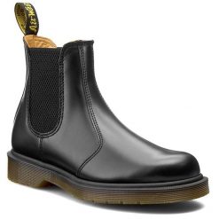 Sztyblety Dr. Martens. Czarne botki Dr. Martens, bez wzorów, bez obcasa, na płaskiej podeszwie, bez zapięcia. Za 949.99 zł.