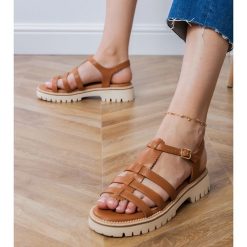 Brązowe sandały ze sprzączką. Brązowe sandały bez wzorów, ze skóry ekologicznej, eleganckie, z okrągłym noskiem, bez obcasa, na platformie, bez zapięcia. Za 96.19 zł.