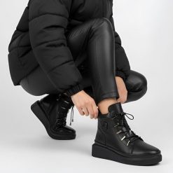 Botki damskie Filippo, skóra licowa z zapięciem na suwak i na stabilnym koturnie, czarne, DBT7416-25-BK. Czarne botki Filippo, bez wzorów, z jeansu, bez obcasa, na koturnie, bez zapięcia. Za 246.99 zł.