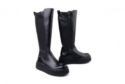 MACIEJKA 07111-01/00-8 czarny, kozaki damskie. Czarne kozaki Maciejka, z polaru, bez obcasa, bez zapięcia. Za 582.81 zł.