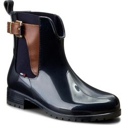 Kalosze TOMMY HILFIGER - Oxley 2Z2 FW56822108 Midnight/Winter Cognac 403. Niebieskie botki TOMMY HILFIGER, bez wzorów, z materiału. W wyprzedaży za 249.00 zł.