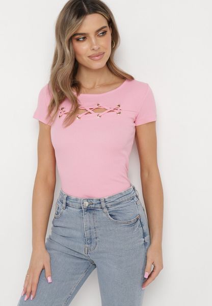 Różowa Bawełniana Bluzka z Plecionym Zdobieniem przy Dekolcie Elretia. Czerwone bluzki Born2be, z aplikacjami, z bawełny, bez kołnierzyka, bez ramiączek. Za 59.99 zł.
