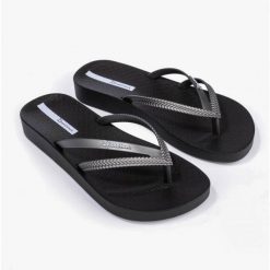 Japonki damskie Ipanema Bossa Soft V. Czarne klapki Ipanema, bez wzorów, bez obcasa. Za 74.25 zł.