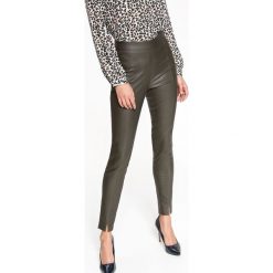 DOPASOWANE SPODNIE DAMSKIE Z IMITACJI SKÓRY W KOLORZE KHAKI. Brązowe spodnie materiałowe TOP SECRET, na co dzień, s, bez wzorów. W wyprzedaży za 59.99 zł.