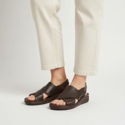 Sandały damskie Armodo, cholewka skóra naturalna fason wsuwany krzyżujące się paski odkryte palce lekka podeszwa, brązowe, 40392. Brązowe sandały Armodo, bez wzorów, ze skóry, bez obcasa, bez zapięcia. Za 329.00 zł.