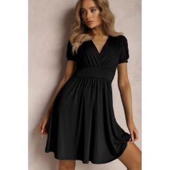 Czarna Sukienka Agamia. Czarne sukienki Renee, m, bez wzorów, z dzianiny, bez kołnierzyka, bez ramiączek, mini, kopertowe. Za 109.99 zł.