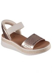 Damskie sandały na koturnie Skechers Bobs Sun Ray. Czerwone sandały Skechers, bez wzorów, z materiału, bez obcasa, na koturnie, bez zapięcia. Za 343.50 zł.
