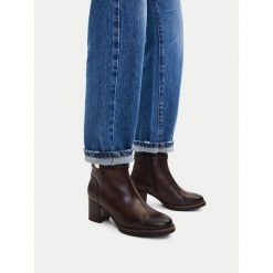 Botki Lasocki. Brązowe botki Lasocki, bez wzorów, bez obcasa, na słupku, bez zapięcia. Za 279.99 zł.