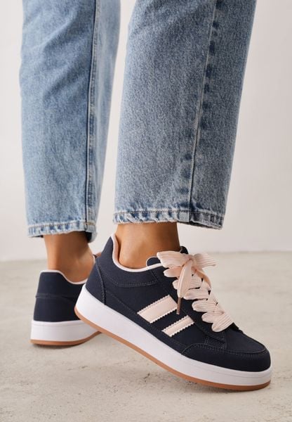 Granatowe Sneakersy Basic z Paskami na Boku Adila. Niebieskie obuwie sportowe Renee, z jeansu, bez zapięcia. Za 99.99 zł.