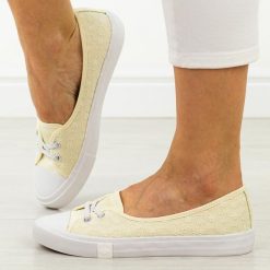 Beżowe tenisówki damskie Lee Cooper 3445. Brązowe baleriny Lee Cooper, bez wzorów, z tkaniny, bez obcasa. W wyprzedaży za 111.75 zł.