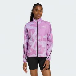 Wiatrówka Terrex Multi Printed. Czerwone kurtki sportowe Adidas, m, bez wzorów, z materiału, bez kaptura, do biegania. Za 439.00 zł.