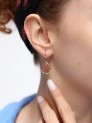 L'Atelier de Gaia Pozłacane kolczyki z kamieniami słonecznymi rozmiar: onesize. Brązowe kolczyki L'Atelier de Gaia, pozłacane, z zapięciem typu bigiel. Za 39.99 zł.